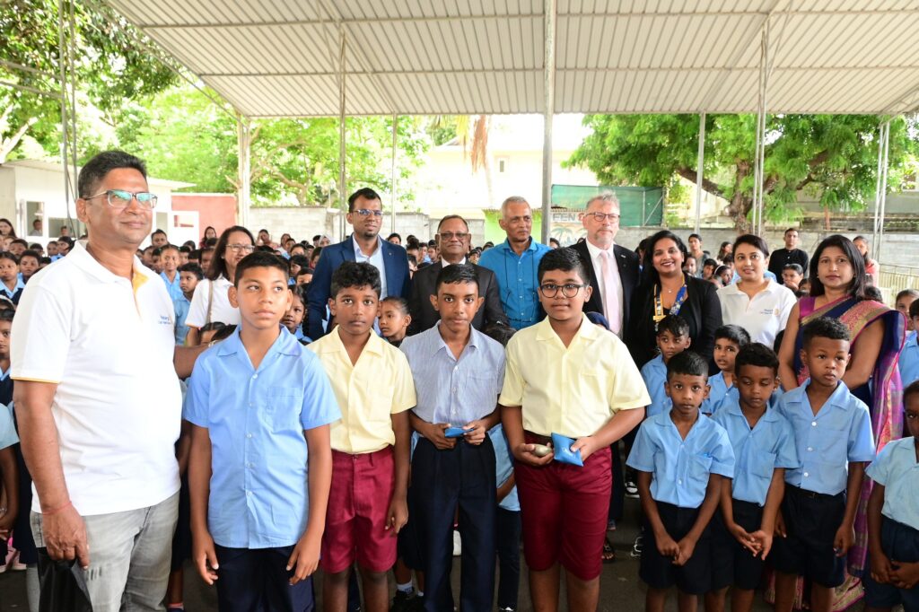 Photo de groupe réunissant des enfants et des adultes lors d’une rencontre de l’association.