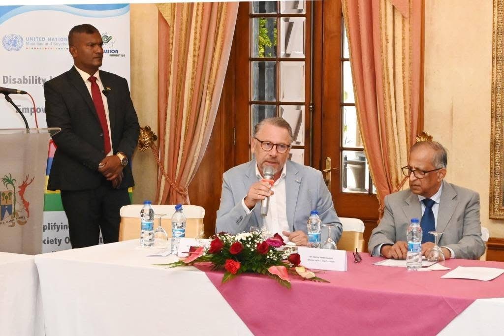 Un intervenant prend la parole au micro lors d’une table ronde.